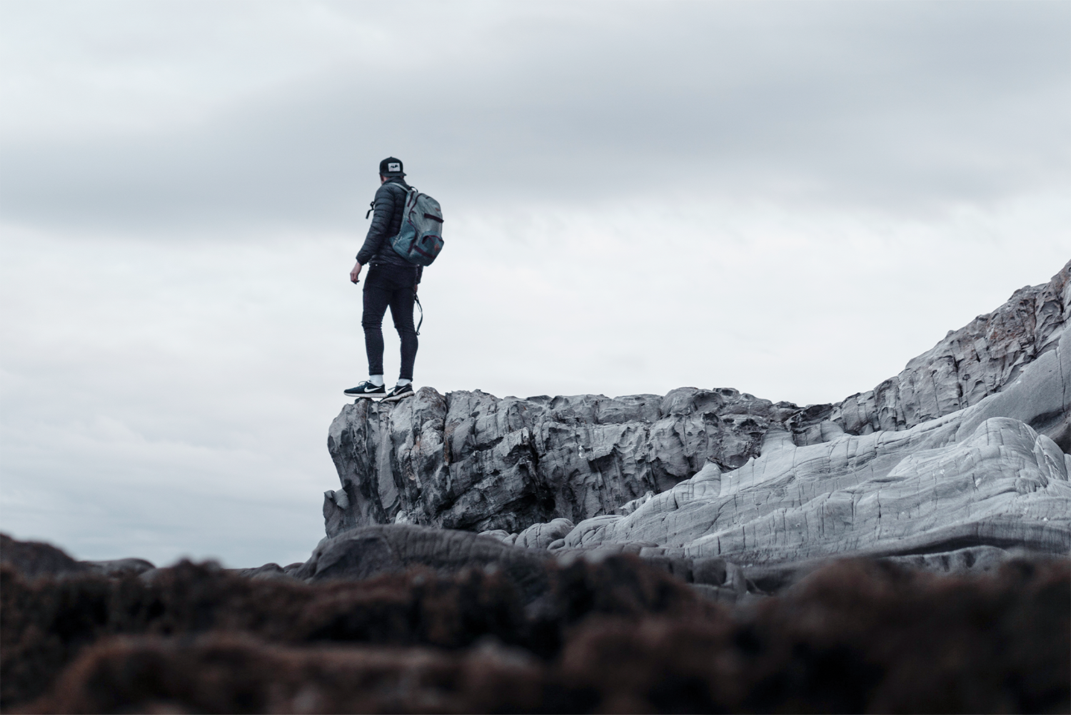 hiking-man-autumn-pexels-gantas-vaičiulėnas