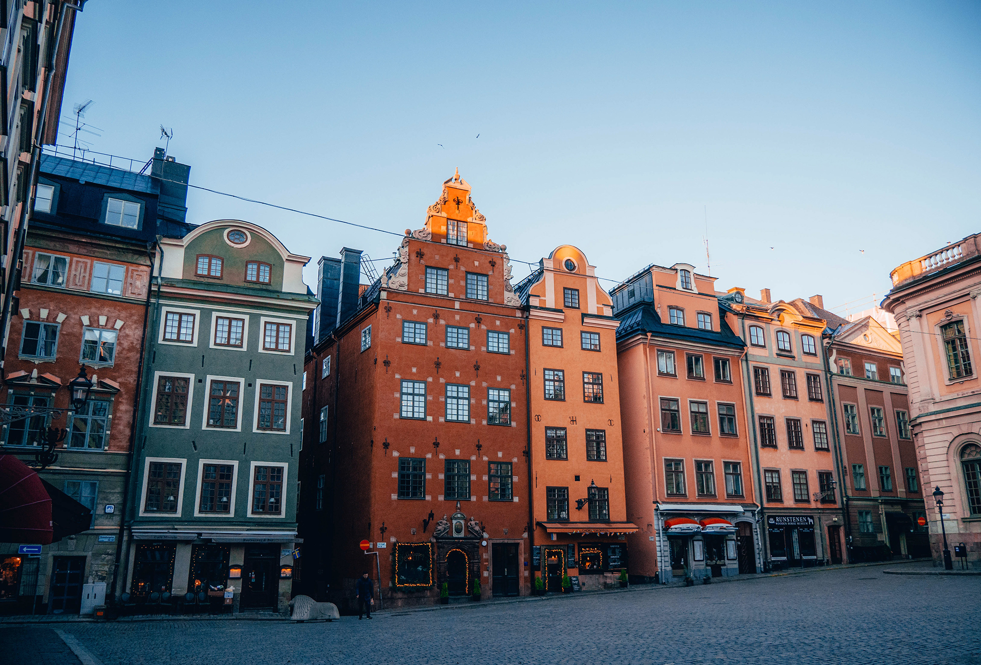 Touring Cars Stockholm_autumn travel Sweden_Alexandre Van Thuan Unsplash