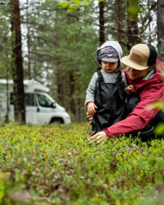 Markus_Kumpula_08_Touring Cars_Family Travel_2023_HighRes-Berry Picking